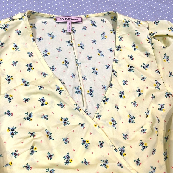 🌻 NWOT BCBGeneration Light Yellow Floral Print Surplice Top with Side Tie - Picture 6 of 10